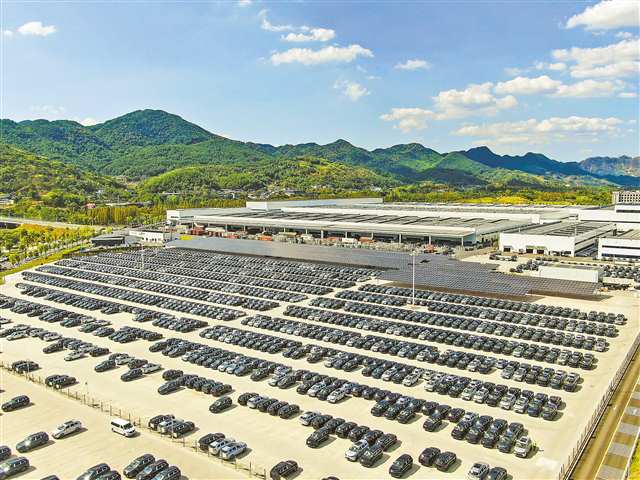 沙坪壩區(qū)賽力斯鳳凰智慧工廠，剛剛下線測試后的問界新M7等待裝車（攝于9月3日，本報資料圖片）。通訊員 郭晉 攝/視覺重慶