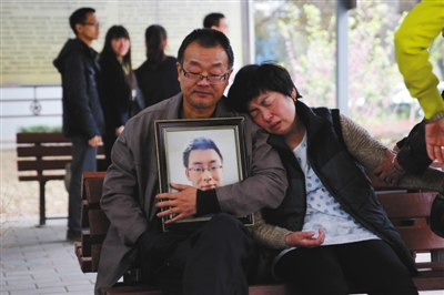 4月13日，陜西咸陽，魏則西的遺體被推去火化，父母坐在殯儀館外等候。魏則西父親說：“以后只有我們兩個相依為命了。”