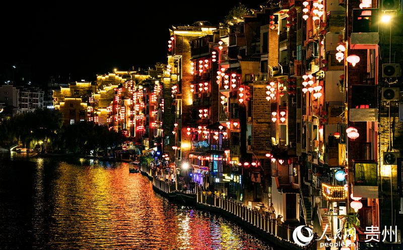 華燈初上，鎮(zhèn)遠(yuǎn)古城兩岸燈火通明。人民網(wǎng) 陽茜攝.jpg