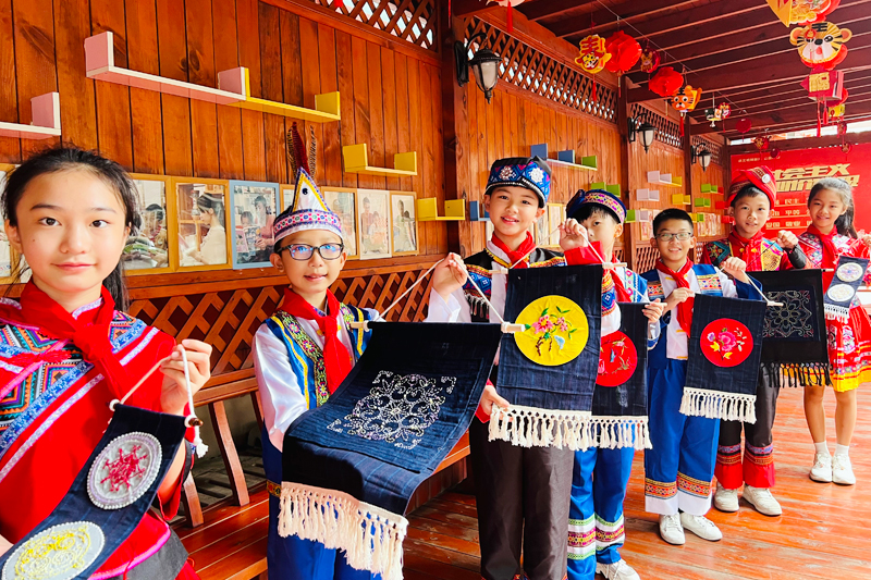 南寧市新陽路小學苗繡社團的學生進行苗繡作品展示。南寧市新陽路小學供圖