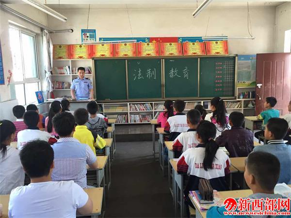 大柳塔派出所民警對(duì)學(xué)生開展教??.JPG