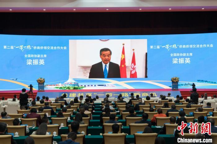 圖為全國政協(xié)副主席梁振英通過視頻致辭 廖章利 攝