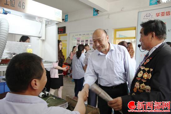 郜廣尉與華亞車(chē)間主任金增強(qiáng)(肢殘)握手_副本.jpg