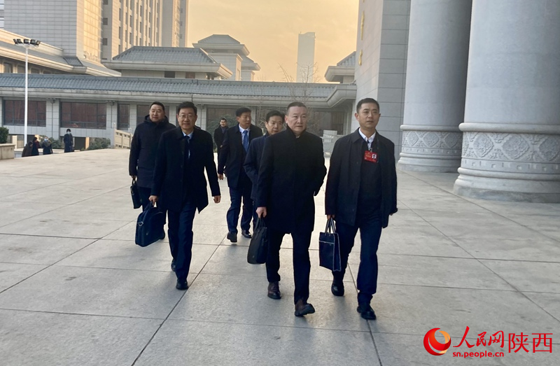 代表委員們步入會(huì)場(chǎng)。人民網(wǎng) 吳德鋒攝
