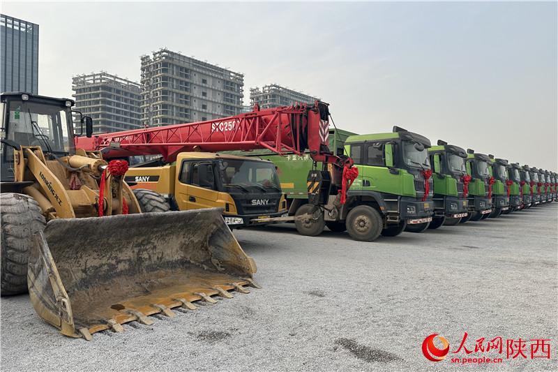 陜西省2025年一季度重點(diǎn)項(xiàng)目開工活動現(xiàn)場。人民網(wǎng)記者 李志強(qiáng)攝