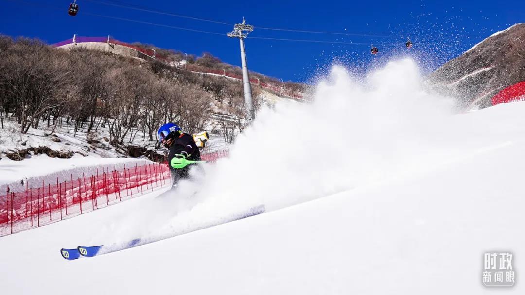 高山滑雪運(yùn)動(dòng)瞬間。（總臺(tái)國(guó)廣記者李晉拍攝）