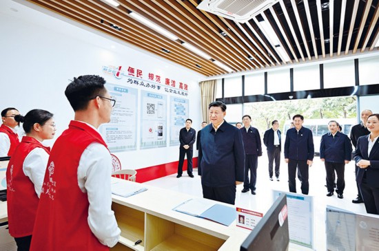 　2023年12月14日至15日，中共中央總書(shū)記、國(guó)家主席、中央軍委主席習(xí)近平在廣西考察。這是14日上午，習(xí)近平在南寧市良慶區(qū)蟠龍社區(qū)黨群服務(wù)中心考察。 新華社記者 燕雁/攝