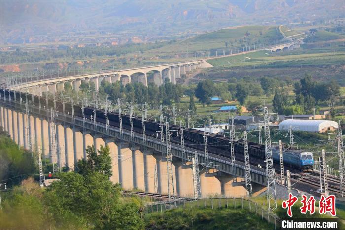 圖為火車行駛在浩吉鐵路上。　朱俊麟 攝