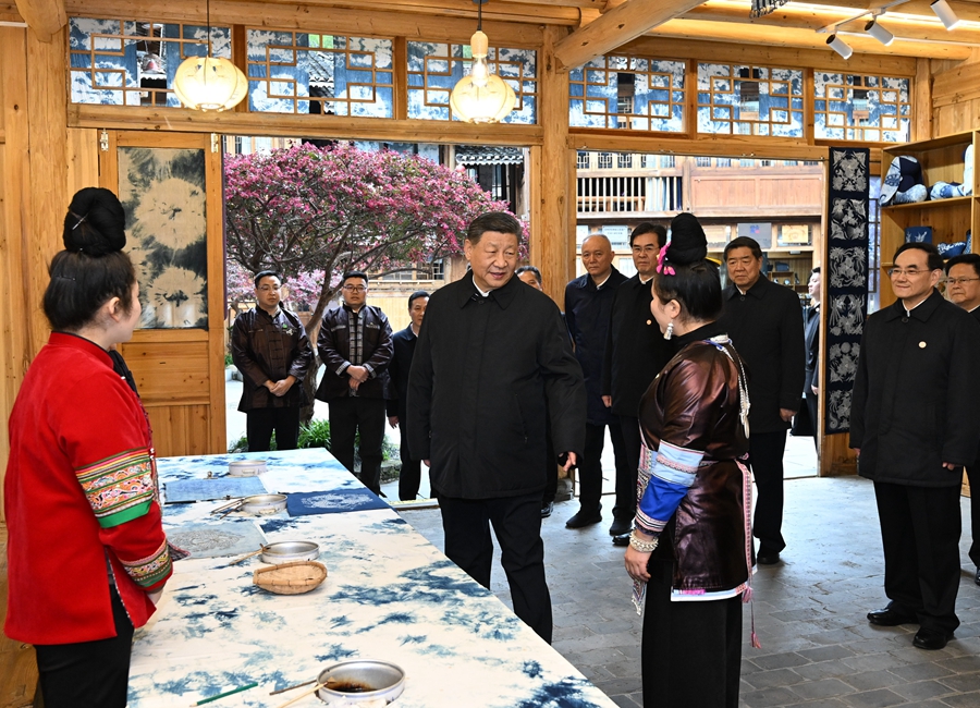 2025年3月17日下午，習(xí)近平在黔東南州黎平縣肇興侗寨侗鄉(xiāng)特色產(chǎn)業(yè)基地考察。新華社記者 謝環(huán)馳 攝