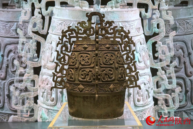 珍寶館首展展出的國家一級文物、青銅禮器秦公镈。張嘉琪攝