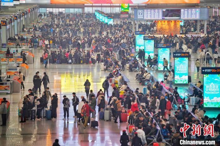 圖為西安北站候車大廳。尤艇 攝