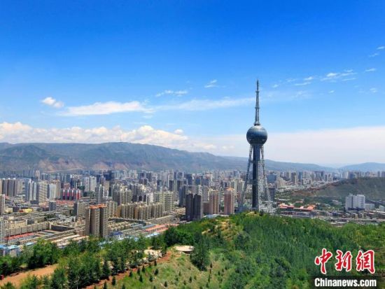 資料圖為快速發(fā)展中的西寧市一隅。黎曉剛 攝