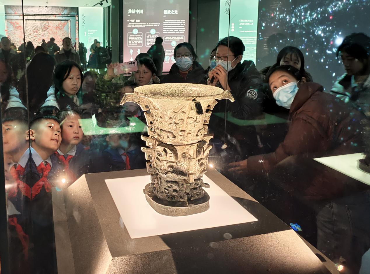 各地游客們在寶雞青銅器博物院里參觀。寶雞青銅器博物院供圖