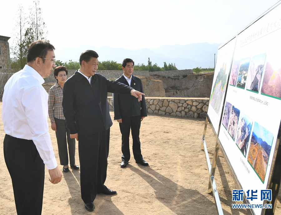 6月8日至10日，中共中央總書記、國家主席、中央軍委主席習(xí)近平在寧夏考察。這是6月9日下午，習(xí)近平在銀川市西夏區(qū)賀蘭山東麓，聽取賀蘭山生態(tài)保護(hù)和環(huán)境綜合整治情況匯報(bào)。 新華社記者 謝環(huán)馳 攝