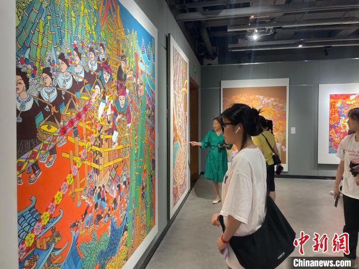 9月12日,“廣西農(nóng)民畫創(chuàng)作精品巡展”在廣西柳州市進行展出。 林馨 攝