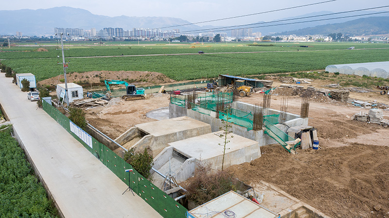 正在建設中的澄江市撫仙湖流域農(nóng)業(yè)水資源循環(huán)利用工程(二期)二橫渠調(diào)蓄帶水回用二級泵站。陳超攝