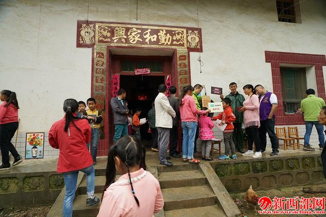 孩子們踴躍領(lǐng)取學(xué)習(xí)用??jpg