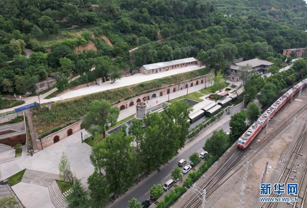 隴海鐵路旁的長樂塬抗戰(zhàn)工業(yè)遺址“窯洞工廠”（6月9日攝，無人機照片）。