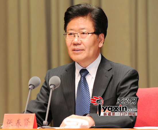 圖為12月25日，自治區(qū)黨委經(jīng)濟(jì)工作會(huì)議在烏魯木齊舉行。中共中央政治局委員、自治區(qū)黨委書記張春賢在會(huì)上發(fā)表重要講話。亞心網(wǎng)記者李雄心攝