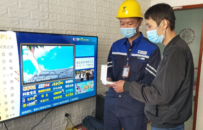 中國電信智慧工程師上門為用戶安裝千兆光寬帶。鐘揚(yáng)勇 中國電信智慧工程師上門為用戶安裝千兆光寬帶。鐘揚(yáng)勇