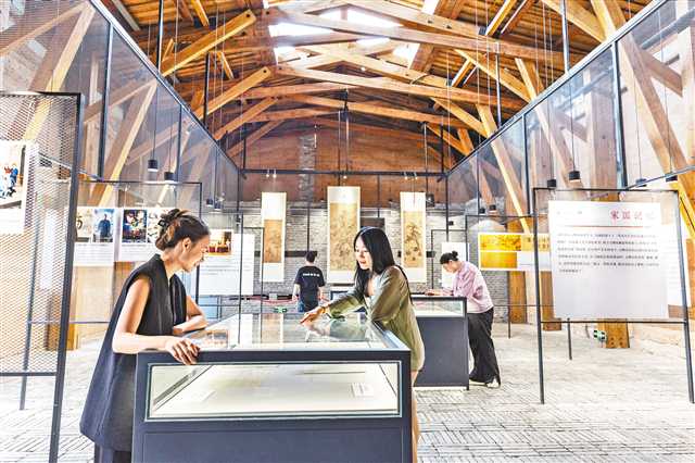 六月十日,在重慶市南岸區(qū),游客在重慶故宮文物南遷紀(jì)念館展廳內(nèi)參觀。 新華社發(fā)