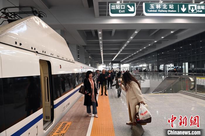 12月30日，南珠高鐵南玉段開通運營。乘坐玉林至南寧首發(fā)動車的旅客在上車前拍照留念。　中新社記者 蔣雪林 攝