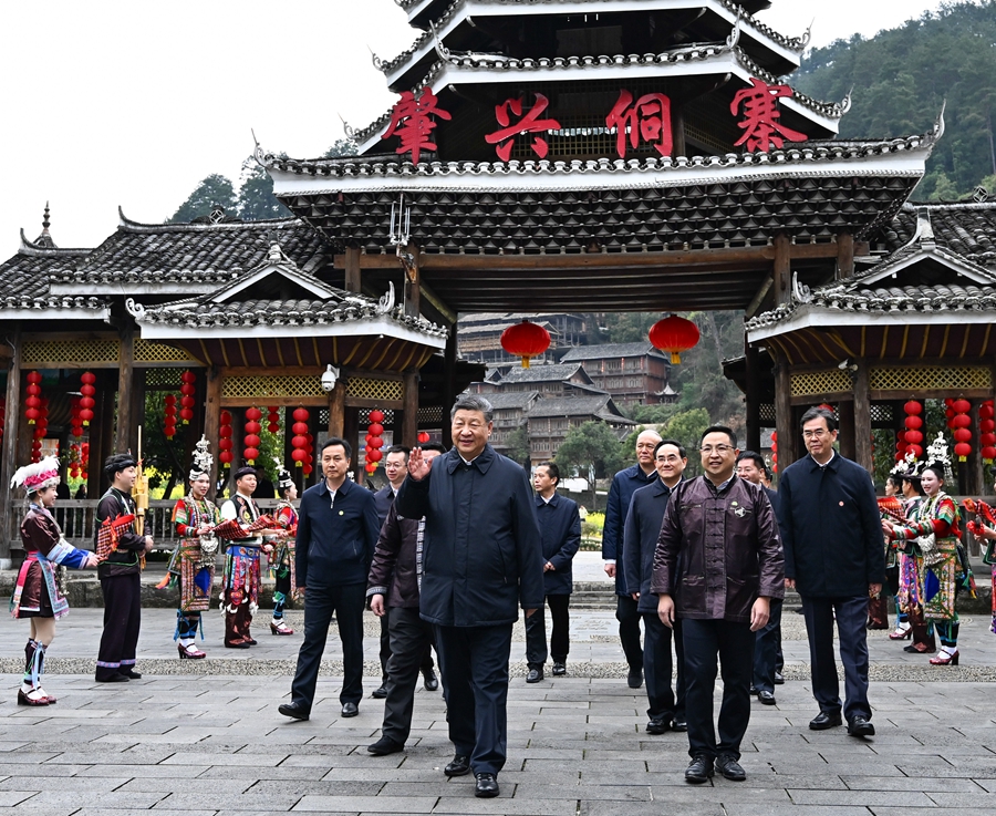 2025年3月17日下午，習(xí)近平在黔東南州黎平縣肇興侗寨考察時，在寨門口向身著民族盛裝歡迎的村民揮手致意。新華社記者 燕雁 攝