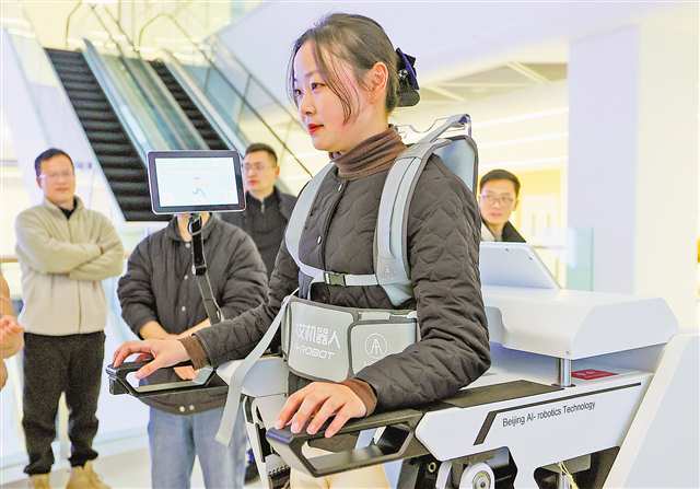 2024年12月25日，四川省眉山天府新區(qū)西南醫(yī)科大學(xué)附屬天府醫(yī)院，工作人員在展示新醫(yī)療器械。記者 尹詩語 攝/視覺重慶