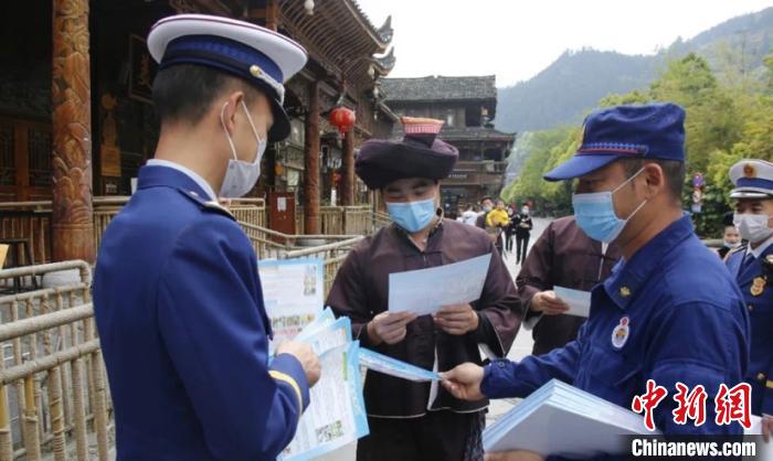 資料圖為黔東南州消防救援支隊(duì)在村寨中展開(kāi)消防宣傳?！∏瓥|南州消防救援支隊(duì)供圖 攝