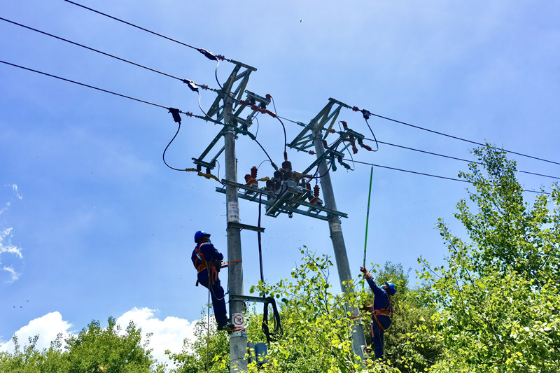 國網黃化供電公司工作人員實施農網升級改造項目 。高梅攝 國網黃化供電公司工作人員實施農網升級改造項目 。高梅攝