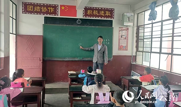 劉應(yīng)科在給孩子們上課。盧英攝