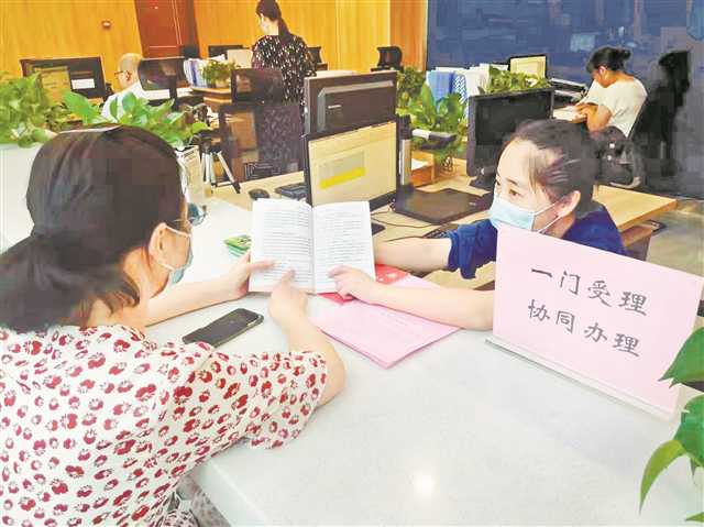 渝中區(qū)大溪溝街道公共服務(wù)中心“一門受理、協(xié)同辦理”救助服務(wù)窗口為居民提供政策咨詢?！∮浾?張莎 攝