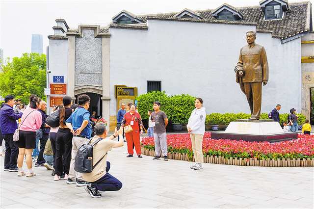 10月3日，渝中區(qū)曾家?guī)r50號周公館門前，眾多市民游客與周恩來銅像合影留念。記者 李雨恒 攝/視覺重慶