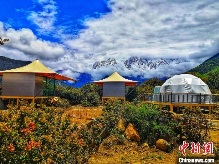 圖為雅魯藏布大峽谷旅游景區(qū)開展的可伴星星入眠的露營(yíng)基地(資料圖)?！∥鞑芈糜喂煞萦邢薰?供圖 