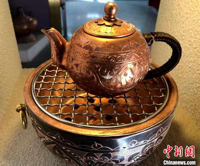銅藝制作的情侶款圓形燒烤小爐。陶拴科 攝