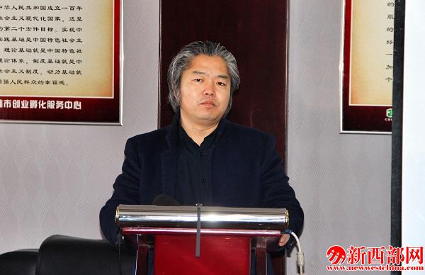 榆林匯智協(xié)同創(chuàng)業(yè)孵化中心董事長(zhǎng)楊天恒向記者介紹孵化中??jpg