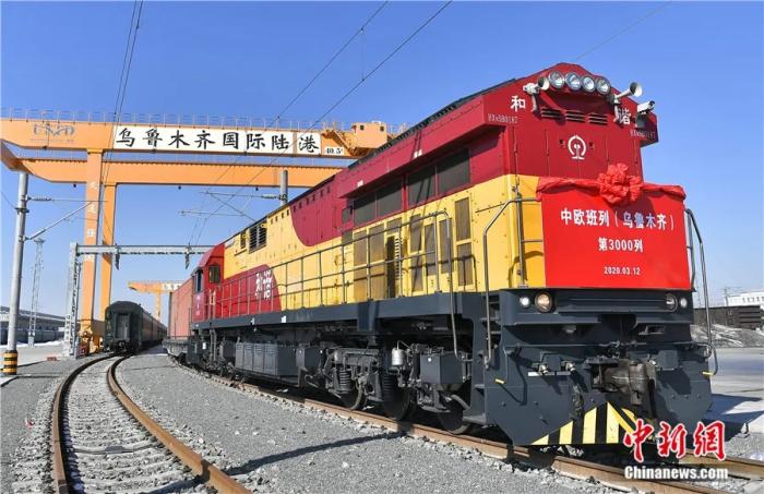 2020年3月12日,中歐班列烏魯木齊集結(jié)中心開(kāi)行第3000列中歐班列。班列滿(mǎn)載貨物,由新疆霍爾果斯口岸站出境,前往烏茲別克斯坦塔什干。<a target='_blank' href='/'>中新社</a>記者 劉新 攝 點(diǎn)擊進(jìn)入下一頁(yè)