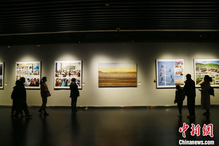 圖為觀眾參觀“跨越昆侖”——青海省脫貧攻堅主題藝術展?！●R銘言 攝