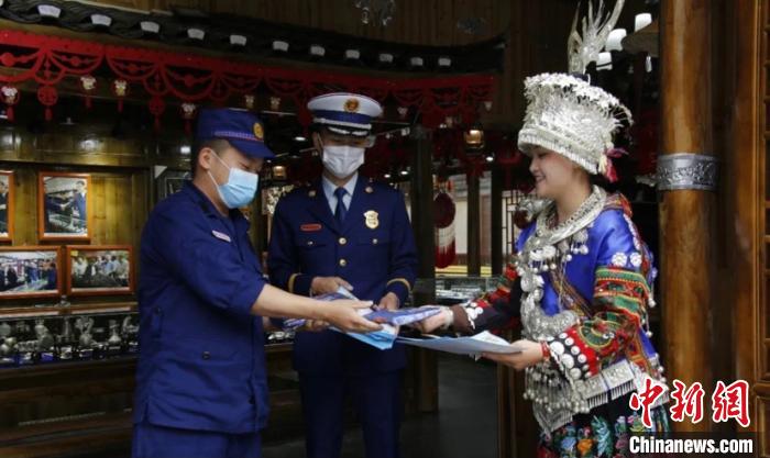 資料圖為黔東南州消防救援支隊(duì)在村寨中展開(kāi)消防宣傳?！∏瓥|南州消防救援支隊(duì)供圖 攝