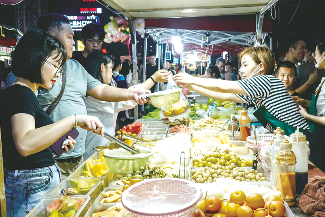 市民在西平夜市選購(gòu)酸嘢。記者葉子榕攝