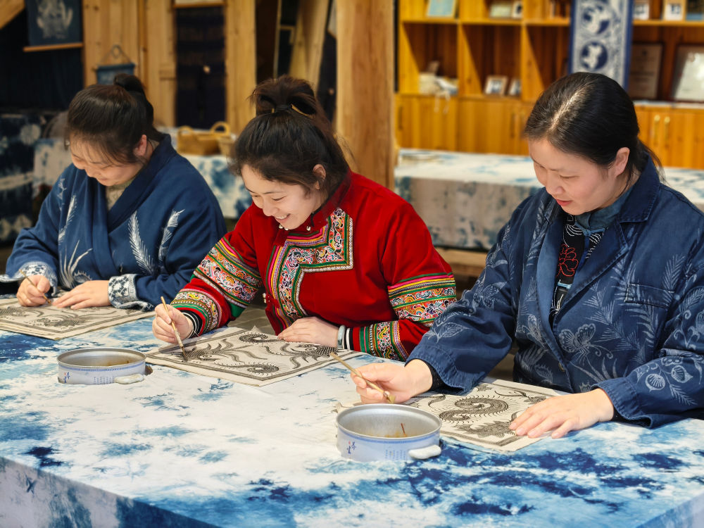 2025年3月14日,村民在肇興侗寨內制作蠟染。圖片來源:新華社 2025年3月14日,村民在肇興侗寨內制作蠟染。圖片來源:新華社