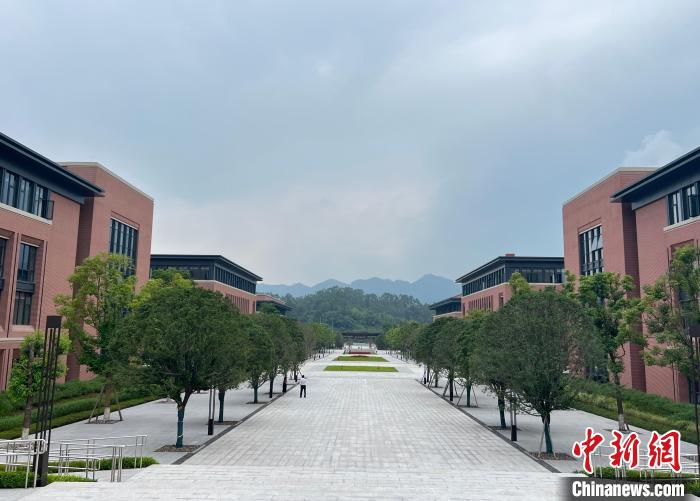 圖為重慶中醫(yī)藥學(xué)院?！＄婌?攝