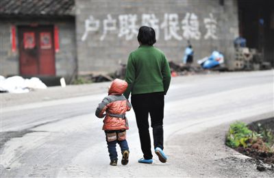 3月22日，云南省丘北縣平龍村，朱林澤被奶奶拉著回家。他在佳佳幼兒園上中班，是19日毒鼠強(qiáng)中毒案中32名被緊急送醫(yī)孩子之一。