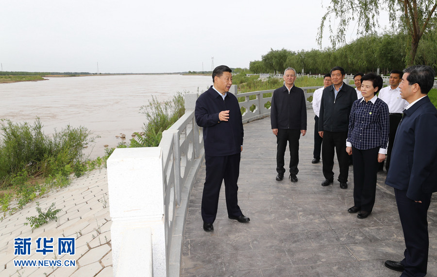 6月8日至10日，中共中央總書記、國家主席、中央軍委主席習(xí)近平在寧夏考察。這是6月8日下午，習(xí)近平在黃河吳忠濱河大道古城灣砌護(hù)段，察看黃河生態(tài)治理保護(hù)狀況。 新華社記者 鞠鵬 攝