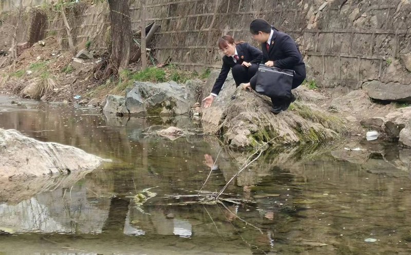 丹鳳縣檢察院前往爐道河實地查看河流污染情況。陜西省人民檢察院供圖