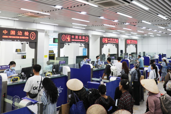 旅客在通道排隊(duì)等待查驗(yàn)通關(guān)。周榮寶攝