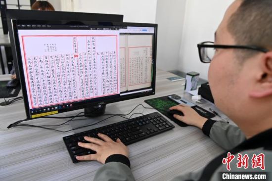 2024年3月，讀者出版集團(tuán)所屬讀者古籍?dāng)?shù)字科技中心工作人員，技術(shù)處理文溯閣《四庫全書》經(jīng)部數(shù)據(jù)。(資料圖)九美旦增 攝