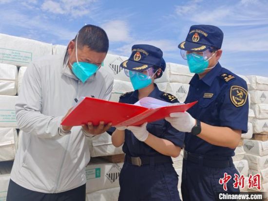 圖為蘭州海關所屬敦煌機場海關關員對出口溫石棉開展包裝查驗。王博雅 攝