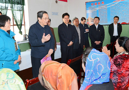 3月26日，俞正聲在喀什市乃則爾巴格鎮(zhèn)的婦女培訓(xùn)班上，了解當(dāng)?shù)丶寄芘嘤?xùn)和勞動就業(yè)情況。