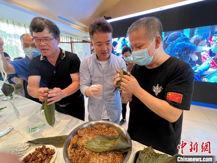 圖為在渝臺胞體驗包粽子?!$婌?攝 圖為在渝臺胞體驗包粽子?!$婌?攝